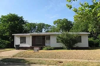 1601 Elkins Ave — Photo 1