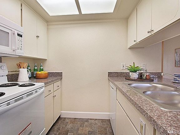 Kitchen (photo taken while house was staged for sell on 03/2020)
