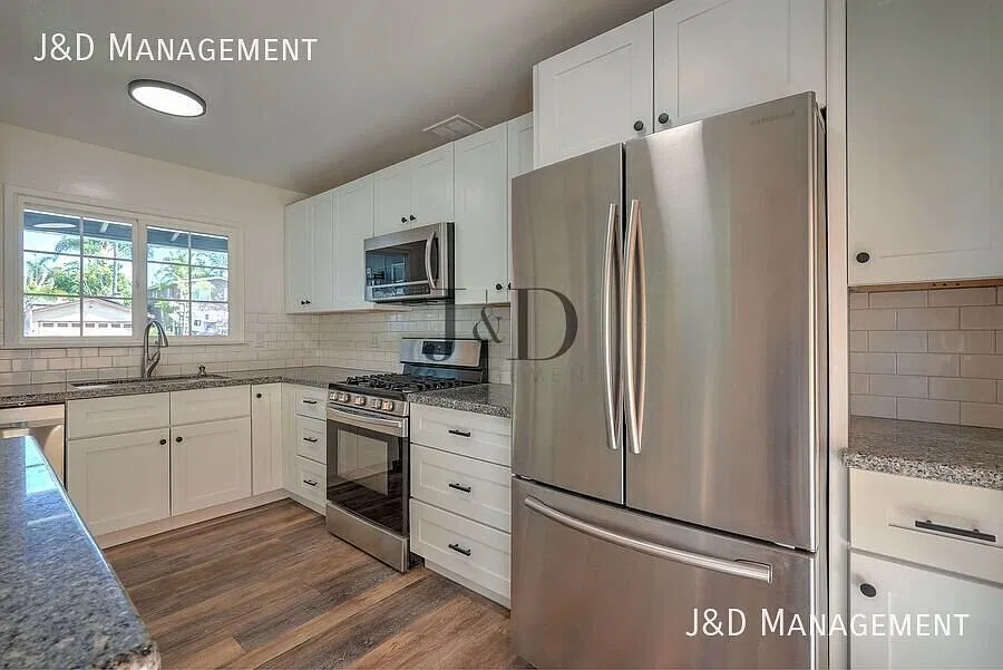Charming Updated Clairemont Home with Spacious Fenced Backyard & Covered Patio! — Photo 3