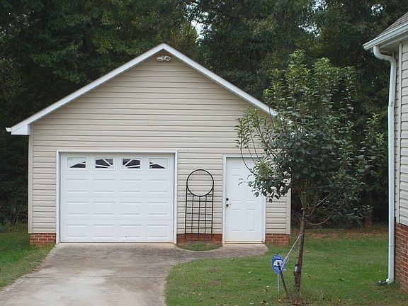 3rd image of 107 Brook Laurel Ln