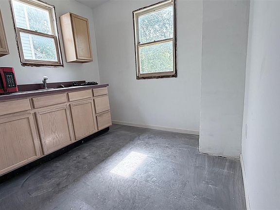 5th image of 19369 Charest St