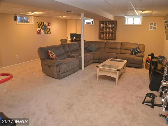 Huge Open Family Room w/New Carpet