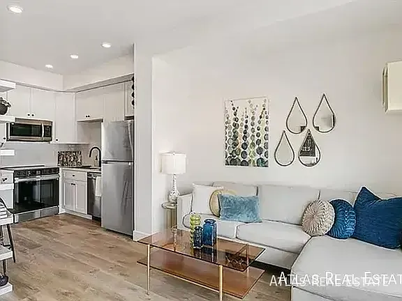 1404 Benton Street — Photo 3
