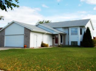 2822 33rd St S, Fargo, ND 58103