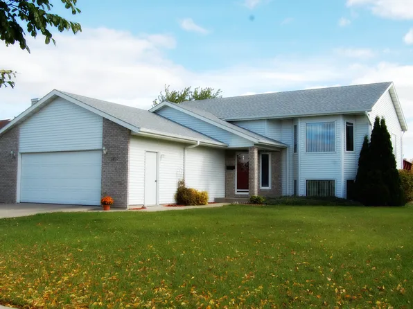 2822 33rd St S, Fargo, ND 58103