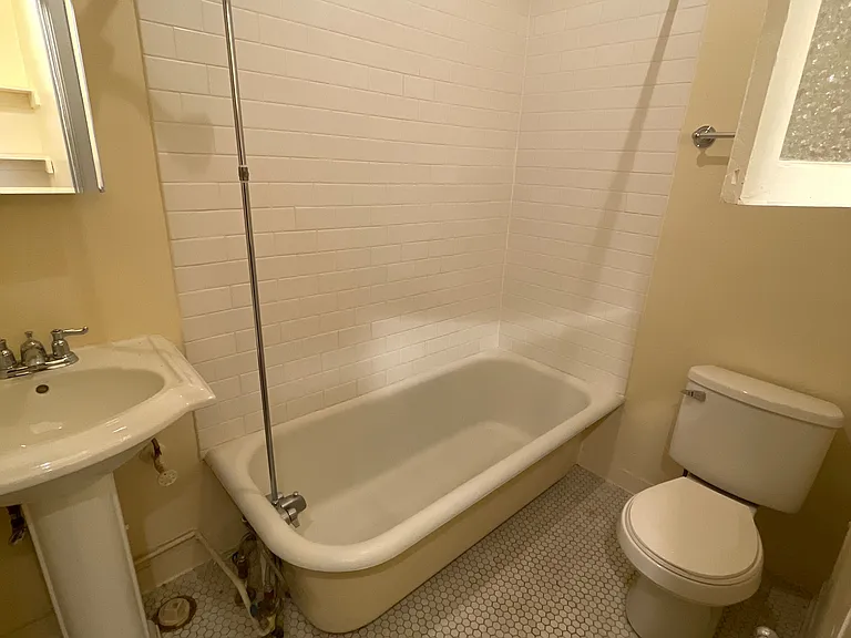 Chateau Apartments — Photo 22