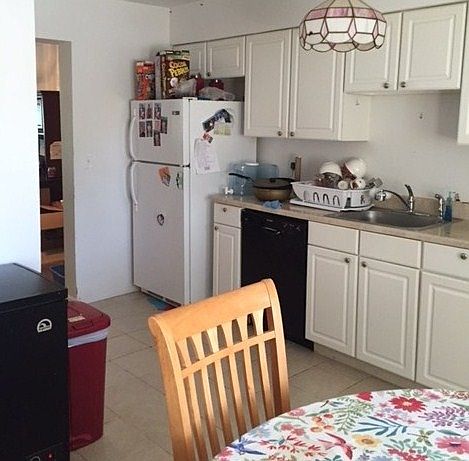 2nd image of 860 Robin Rd #860