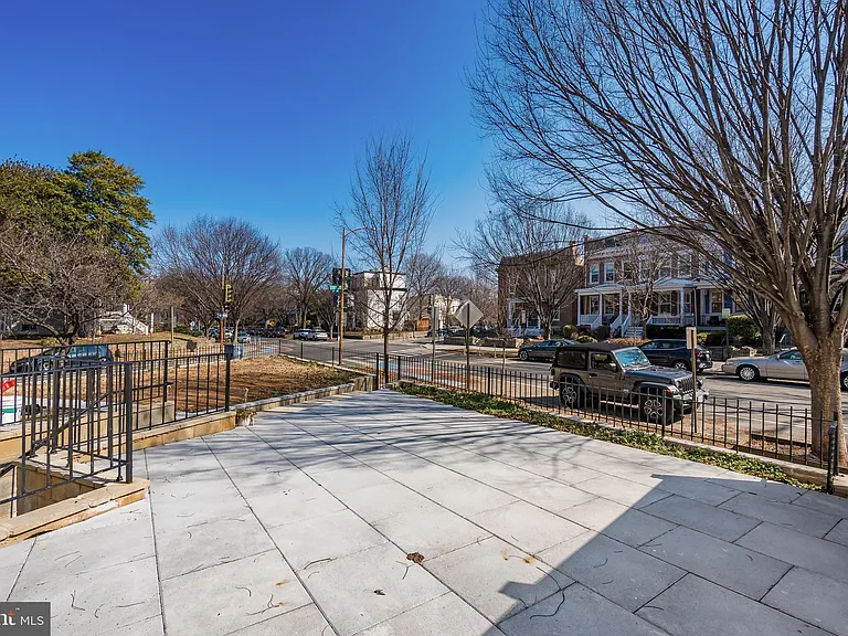 1319 C St NE #B — Photo 26