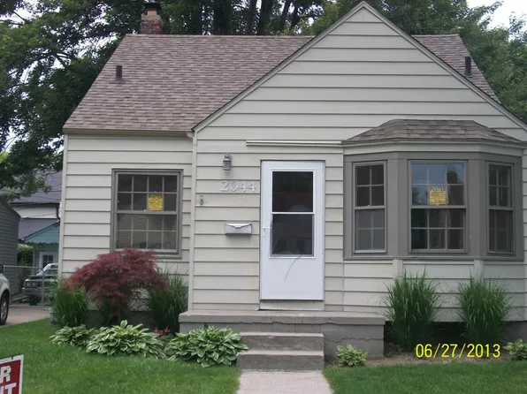 2044 Brys Dr, Grosse Pointe Woods, MI 48236