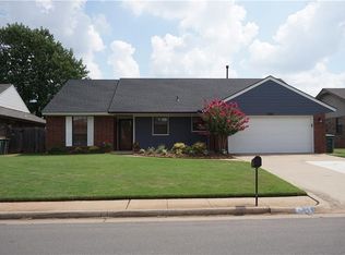 208 N Rockypoint Dr, Edmond, OK 73003
