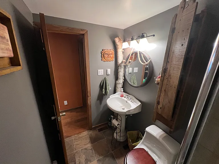 51 Hall Cres — Photo 2