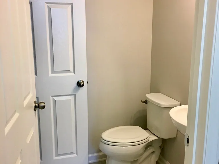 301 Richmond Dr — Photo 9