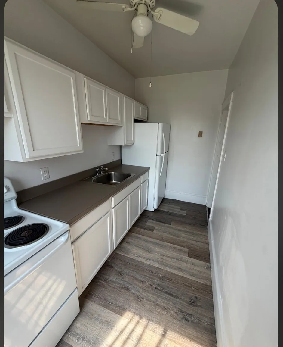 1 bed, 900 sqft, $1,200 — Photo 2