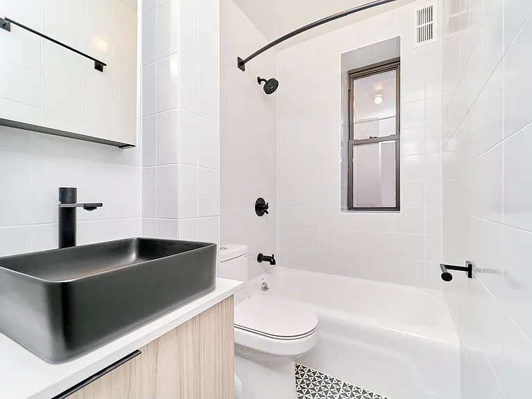 208 E 6th St #31 — Photo 4