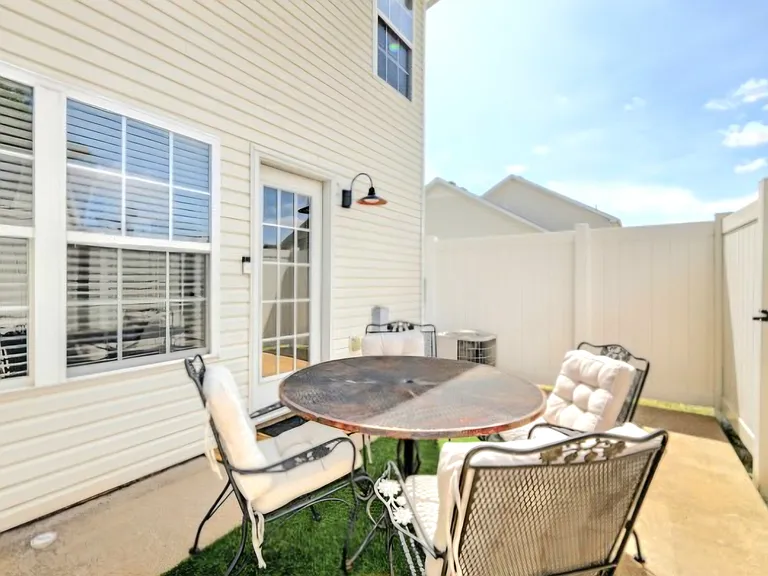 1011 Wolves Den Pl — Photo 31