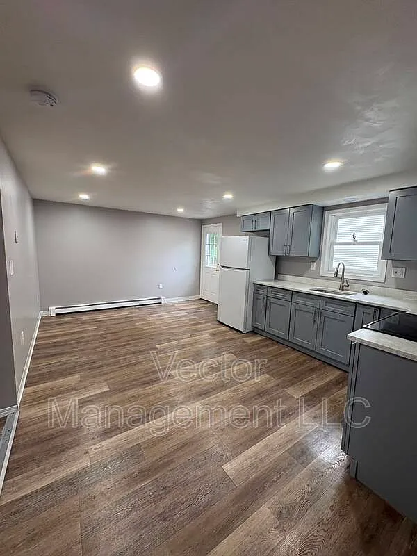 3 bed, 1.5 bath, 1404 sqft, $2,250 — Photo 2