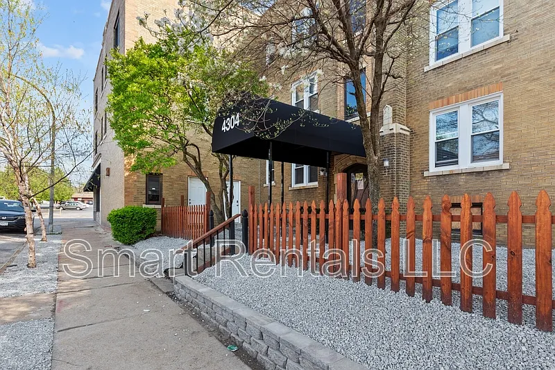 1 bed, 1.0 bath, 700 sqft, $899 — Photo 2