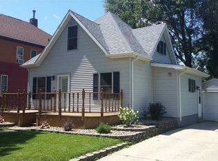 32 3rd Ave SE, Oelwein, IA 50662