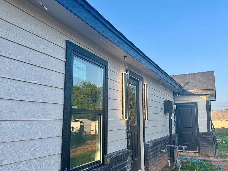 2420 Muzzy St — Photo 25