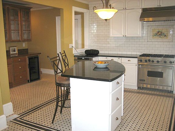 Chef's kitchen w/ Sunny Breakfast Room