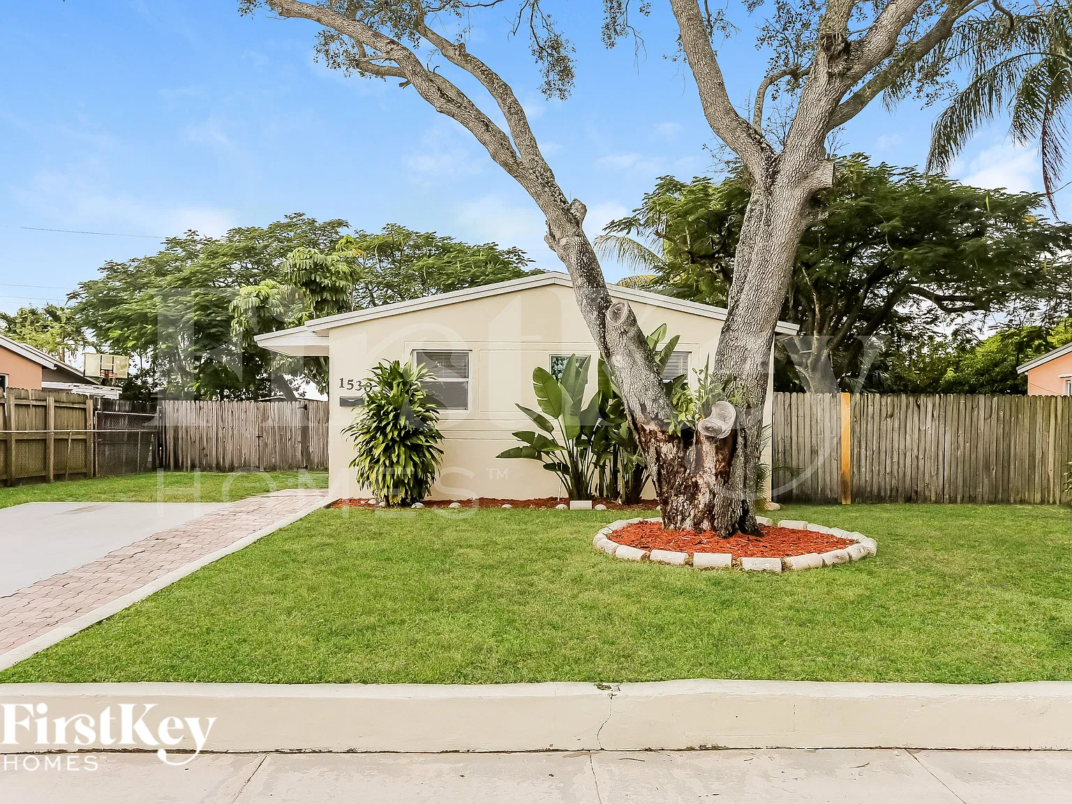 3 bed, 1.0 bath, 933 sqft, $2,230 — Photo 2