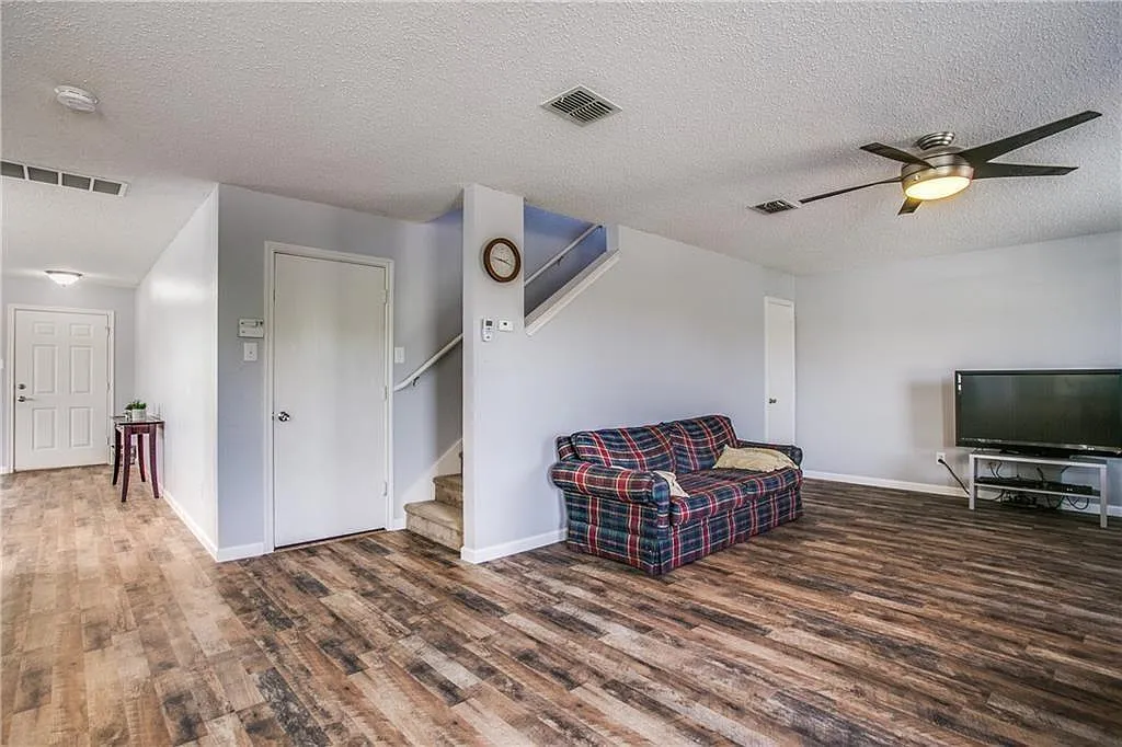 4 bed, 2703 sqft, $2,450 — Photo 2
