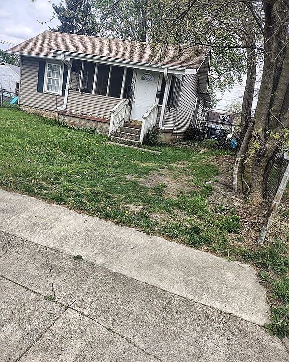 2nd image of 1924 W Memorial Dr