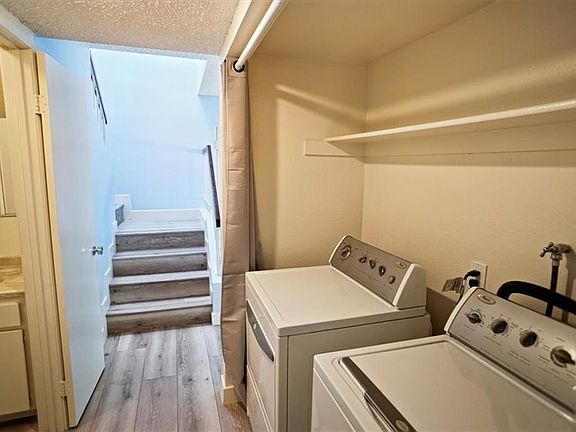 5th image of 22121 Burbank Blvd Unit 4