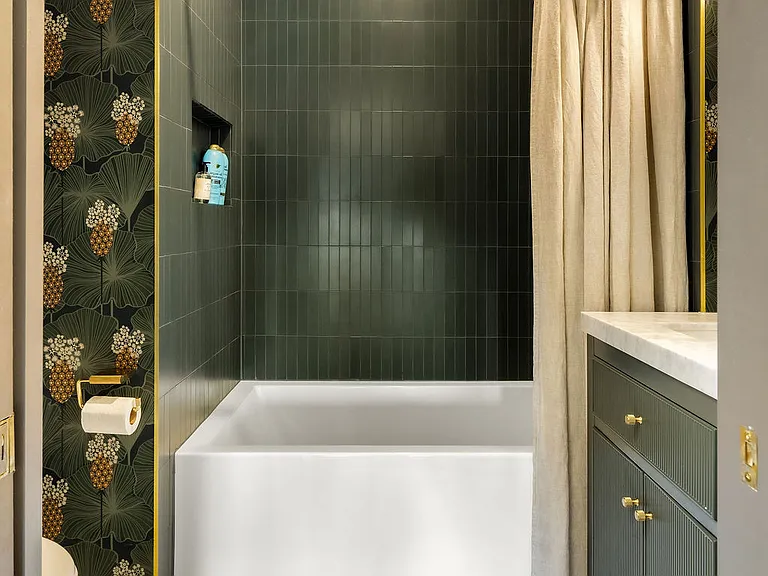 Hallway bathroom (for bedrooms #2 and #3)