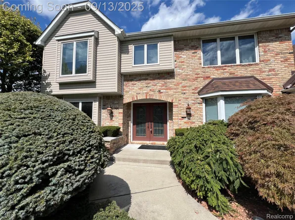 9257 Burning Tree Dr, Grand Blanc, MI 48439