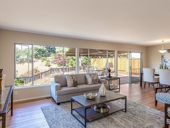 4th image of 940 Edgecliff Way