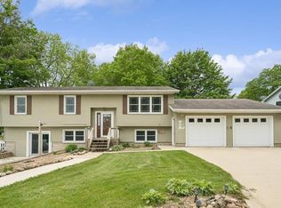 604 Colgrove Dr, Fayette, IA 52142