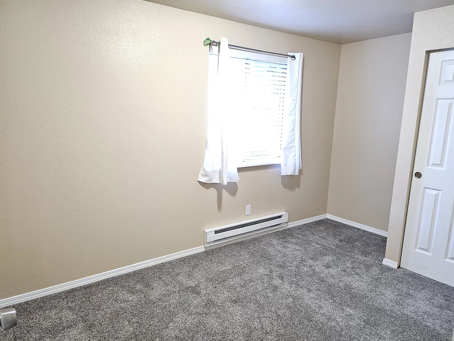 4 bed, 1320 sqft, $2,500 — Photo 4