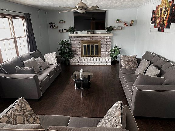 2nd living room 