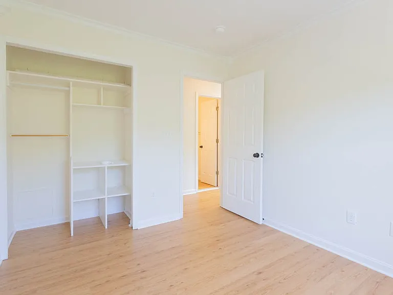 405 Lakeview Ct — Photo 25
