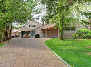 76 Dogleg Ln, Roslyn Heights, NY 11577