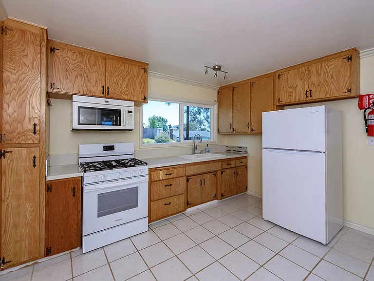 5501 Lodi St — Photo 9