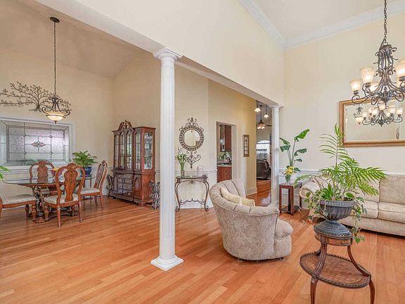 2nd image of 386 Wildwood Dr