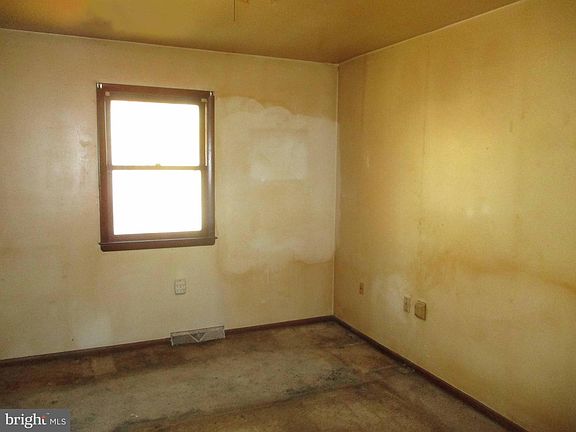 4th image of 211 Greenwood St