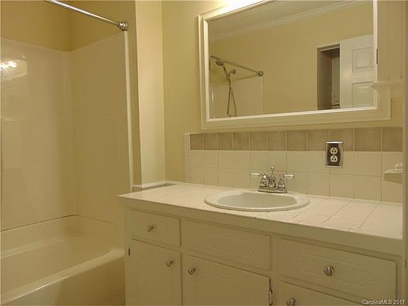 4th image of 404 E Park Ave