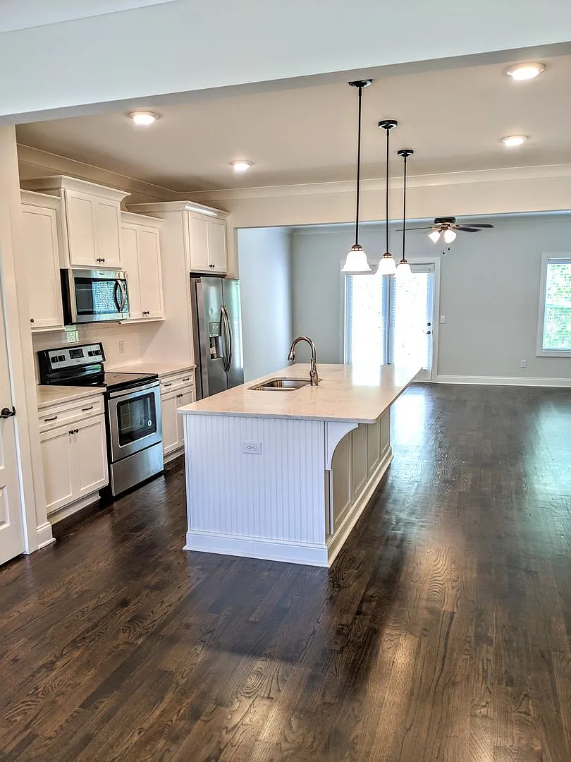 Beautiful, Spacious Townhome in Central Location - Popular Floor Plan — Photo 4