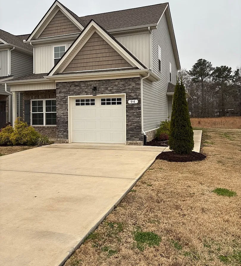 Move In Special!.Beautiful Townhome In The Center Of Manchester! — Photo 2