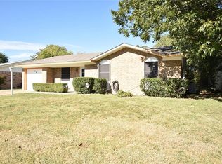 334 Hawthorne Ln, Grand Prairie, TX 75052