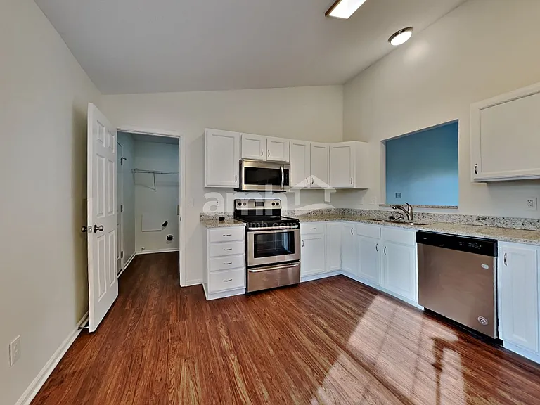 8284 Shattuck Dr — Photo 4