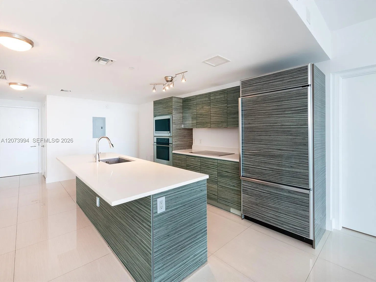 Icon Bay Condo — Photo 4