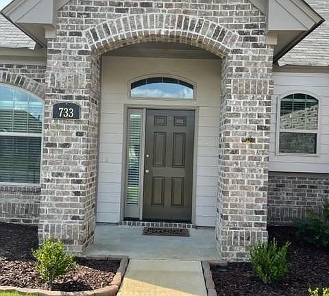 4th image of 733 Hedgefield Way