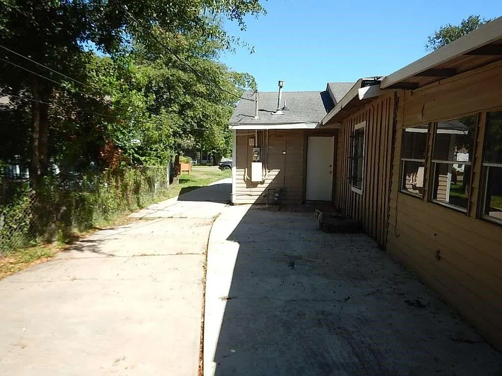 3 bed, 2.0 bath, 2834 sqft, $2,599 — Photo 3
