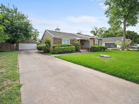 Huge Driveway. Plenty of parking for up to 4 cars