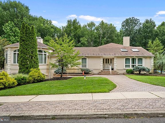 5th image of 14 Carol Dr
