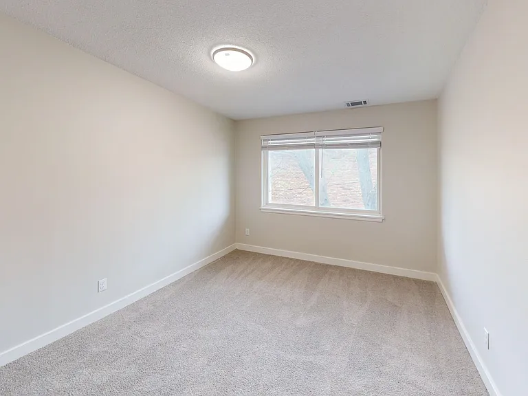 1515 W Kirby Ave — Photo 7